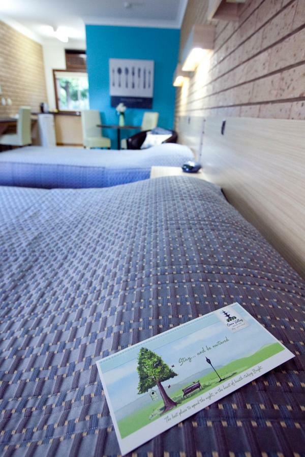 Ovens Valley Motor Inn Брайт Екстериор снимка