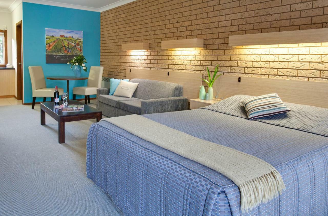 Ovens Valley Motor Inn Брайт Екстериор снимка