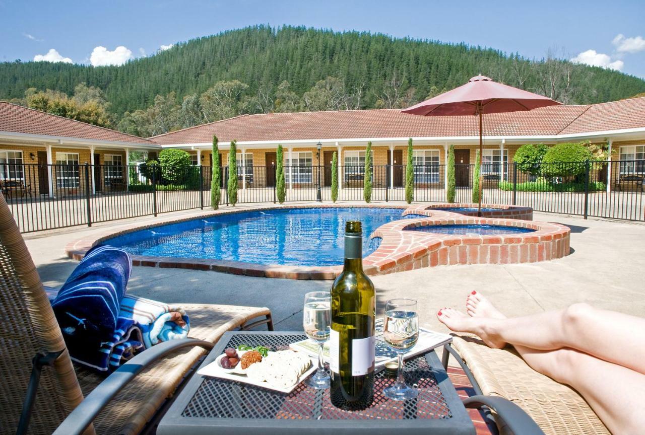 Ovens Valley Motor Inn Брайт Екстериор снимка