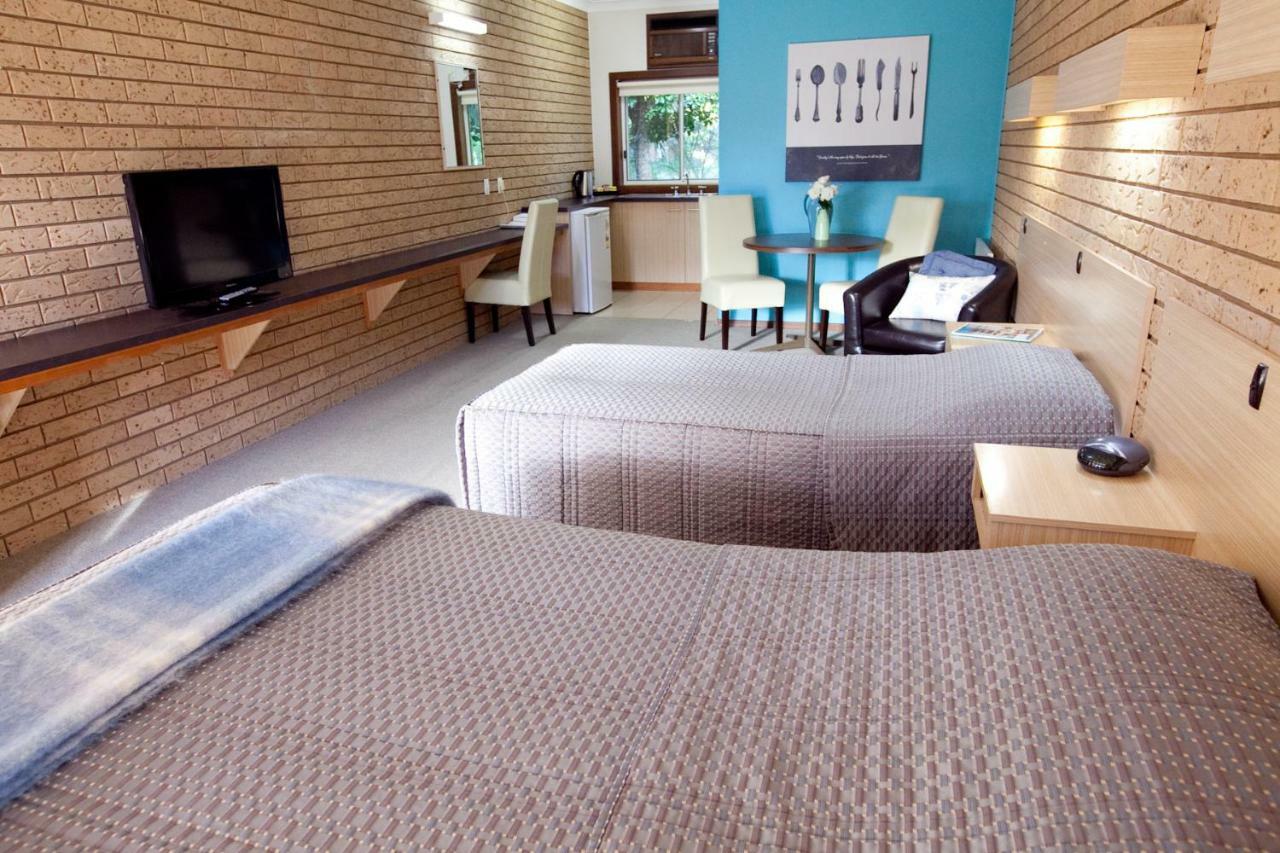 Ovens Valley Motor Inn Брайт Екстериор снимка
