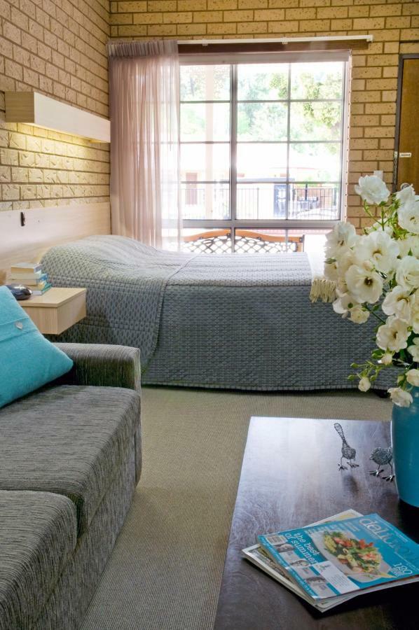 Ovens Valley Motor Inn Брайт Екстериор снимка