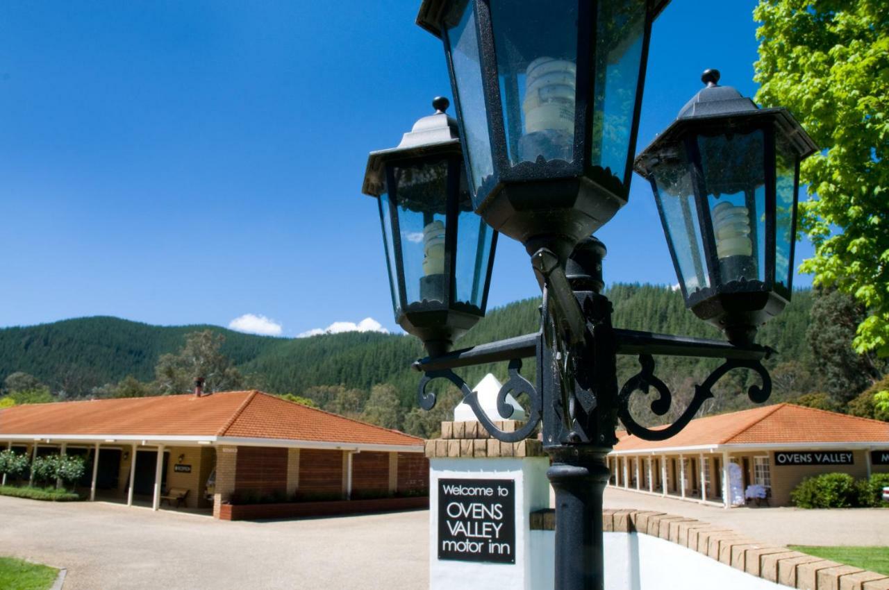 Ovens Valley Motor Inn Брайт Екстериор снимка