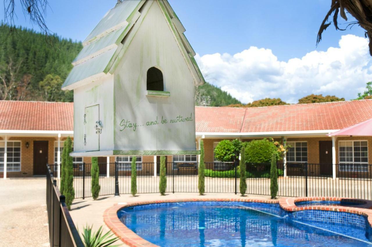 Ovens Valley Motor Inn Брайт Екстериор снимка