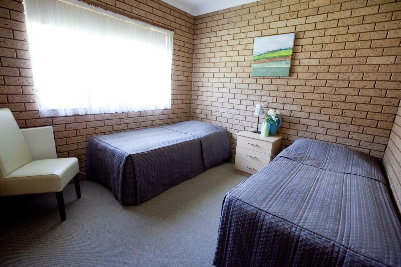 Ovens Valley Motor Inn Брайт Екстериор снимка